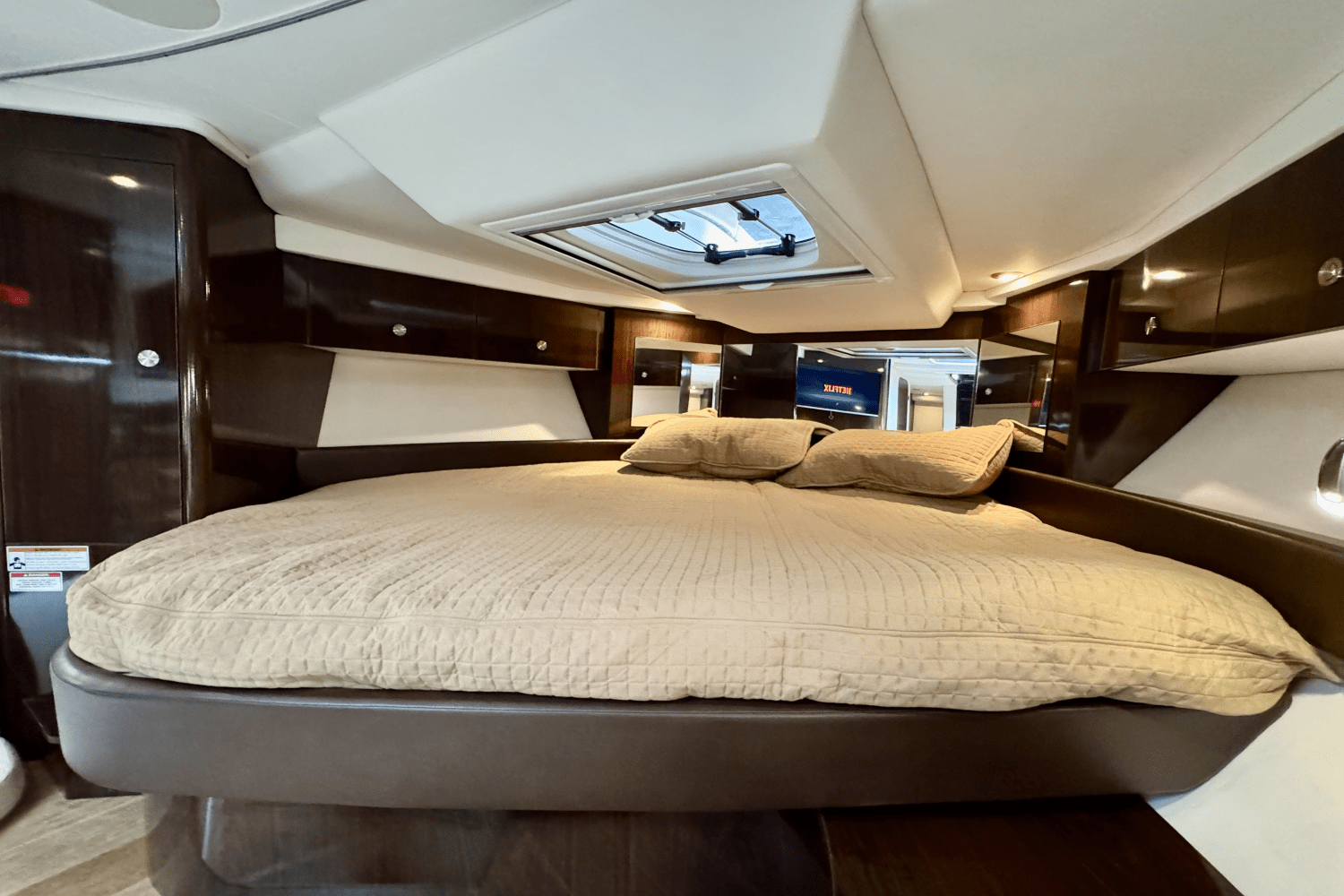 Slide: The Image of Sea Ray 350 SUNDANCER COUPE 2017 - 55