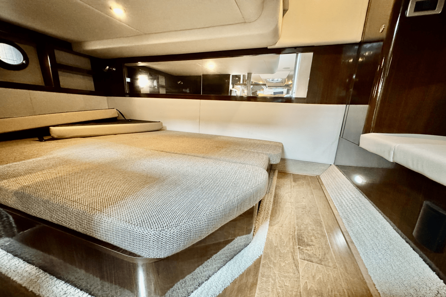 Slide: The Image of Sea Ray 350 SUNDANCER COUPE 2017 - 64