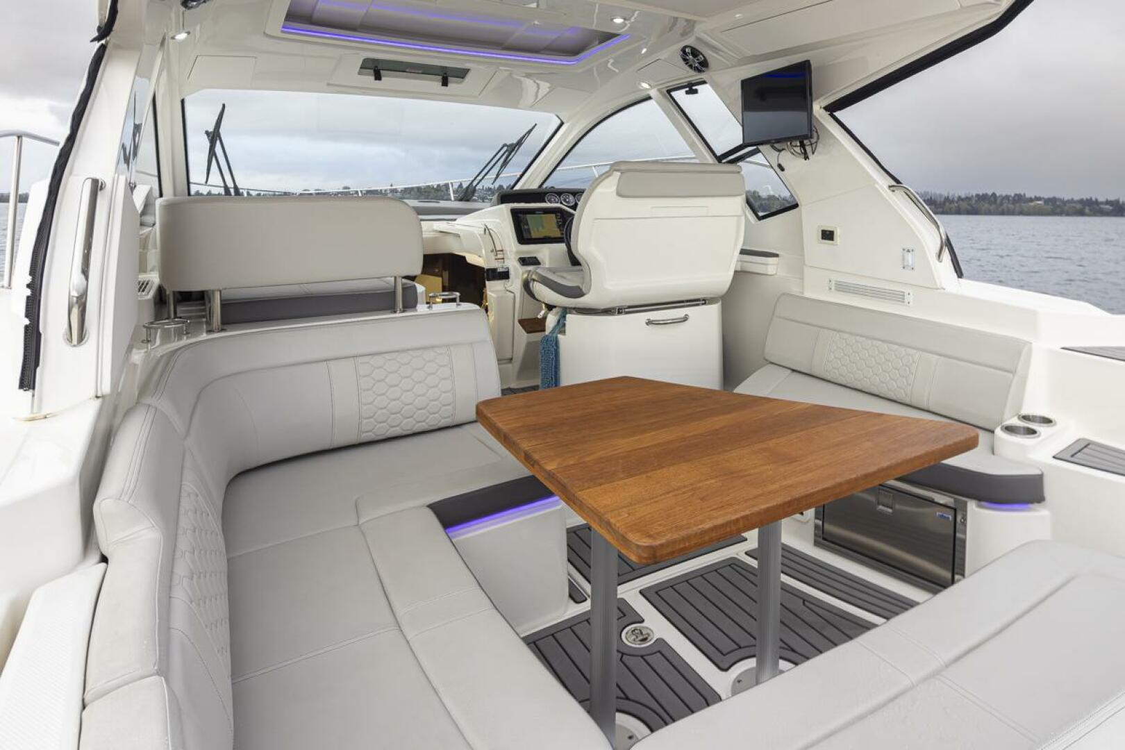 Slide: The Image of Sea Ray 350 Sundancer Coupe 2021 - 4375015