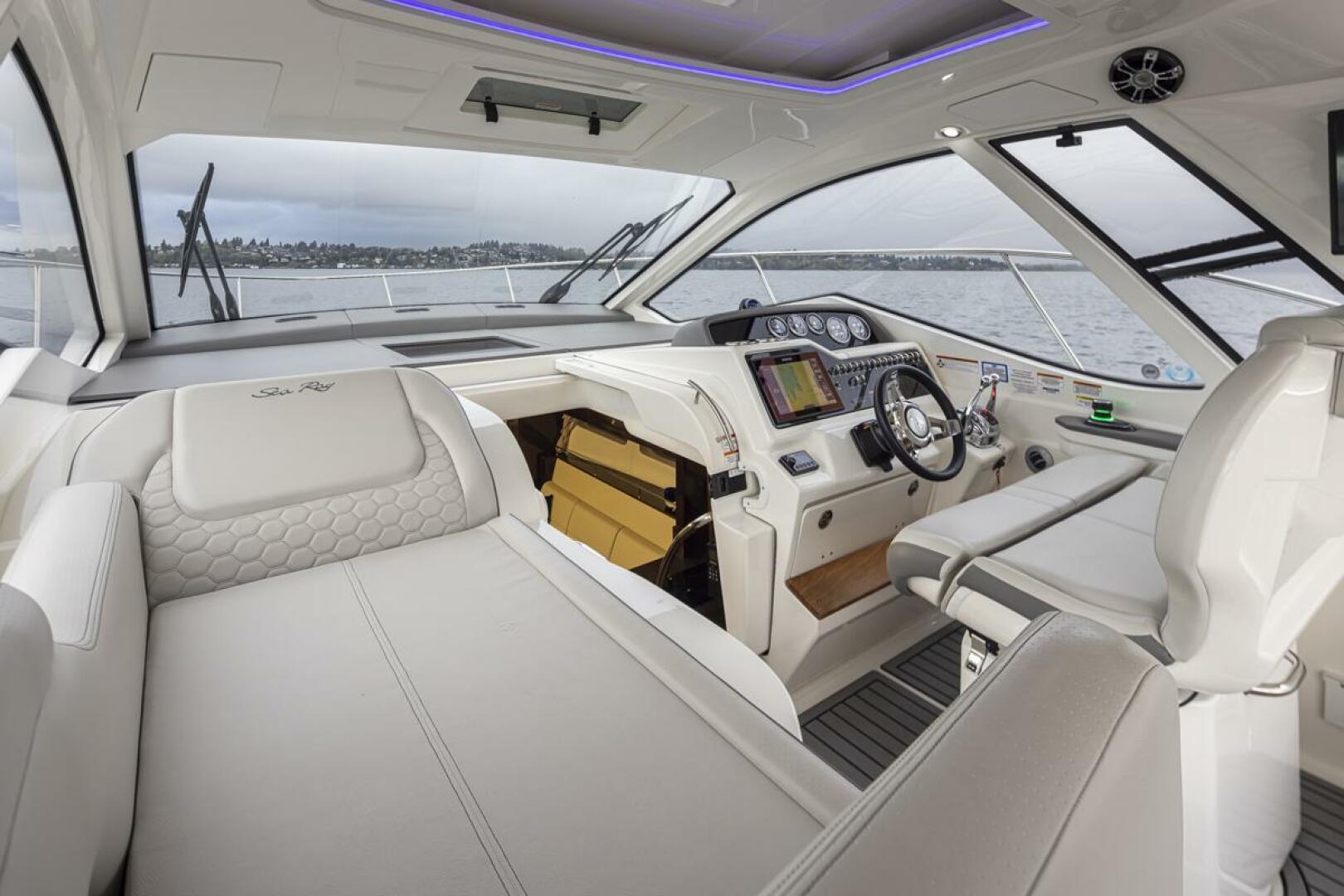 Slide: The Image of Sea Ray 350 Sundancer Coupe 2021 - 4375016