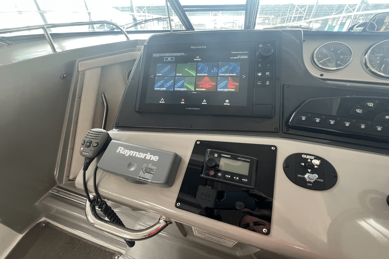 Slide: The Image of Sea Ray 370 DA-SD 2014 - 13