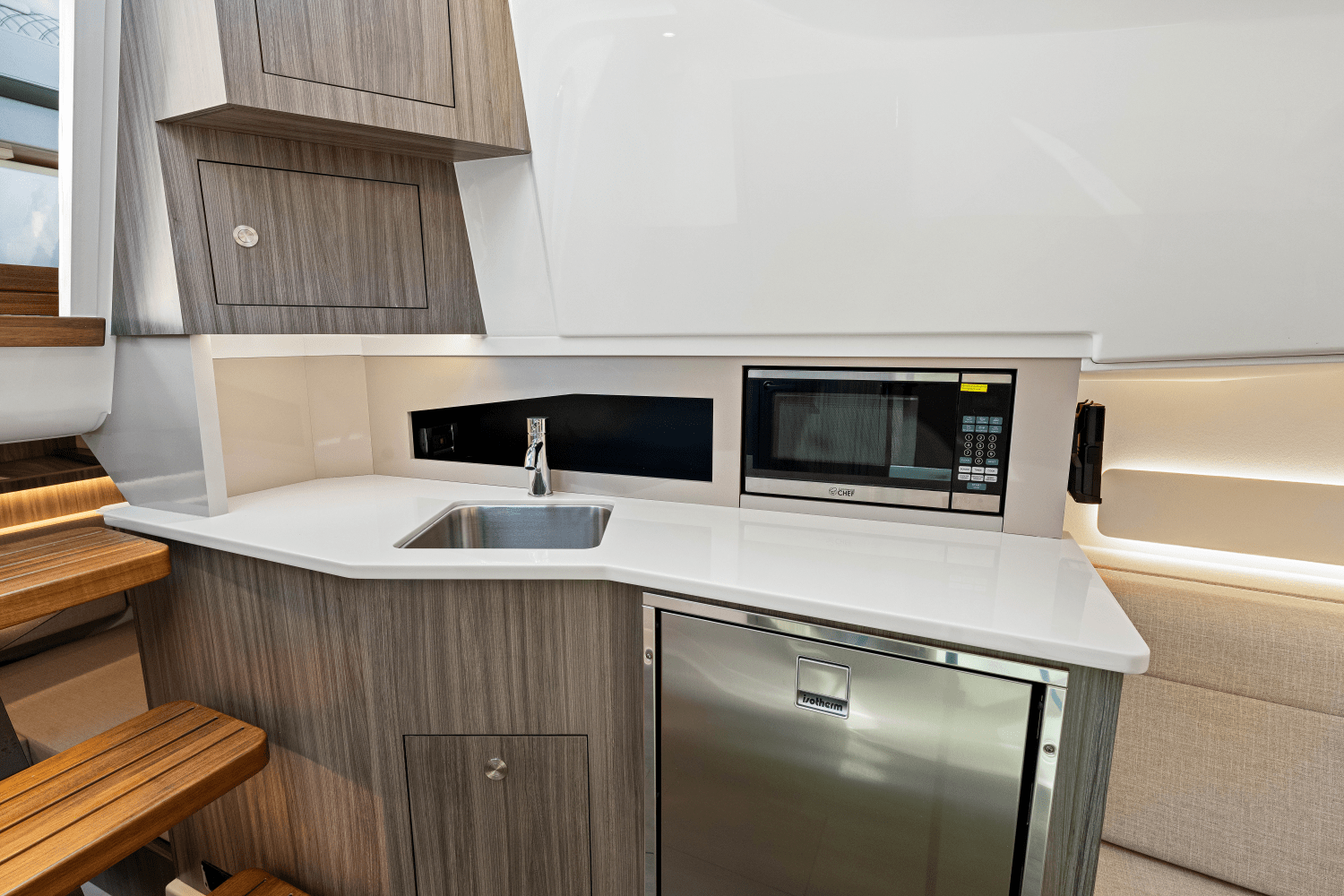 Slide: The Image of Sea Ray 370DA OB 2024 - 62