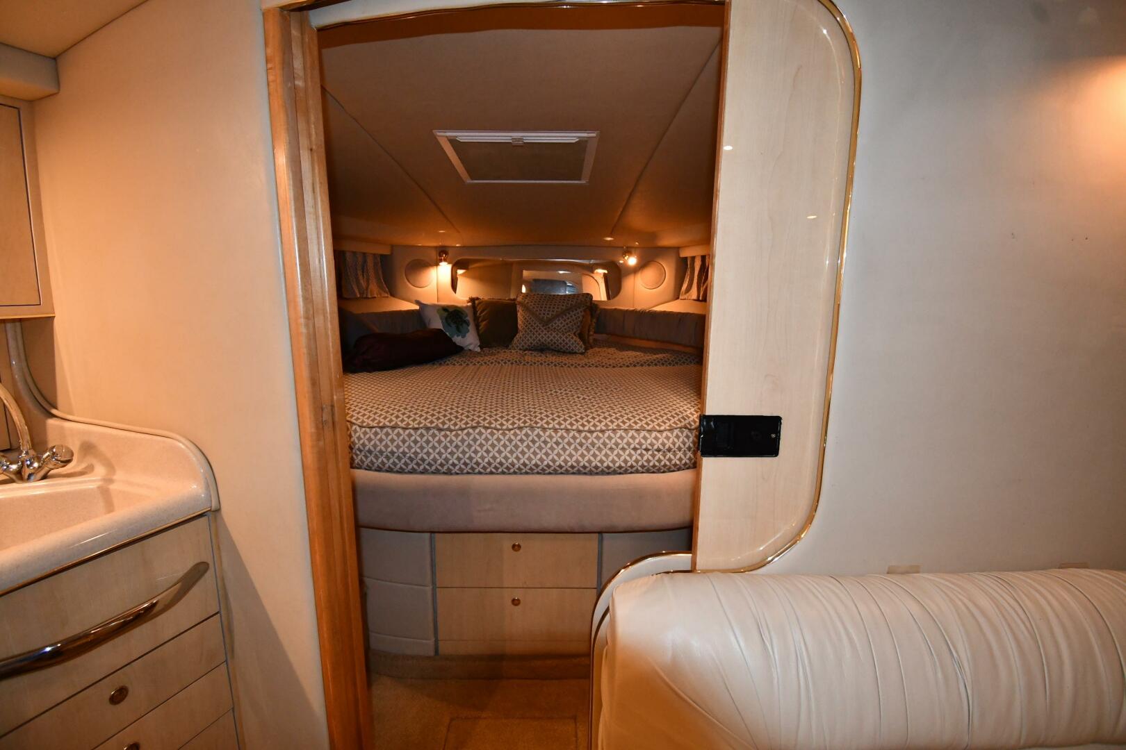 Slide: The Image of Sea Ray 370 Express Cruiser 2000 - 5118463