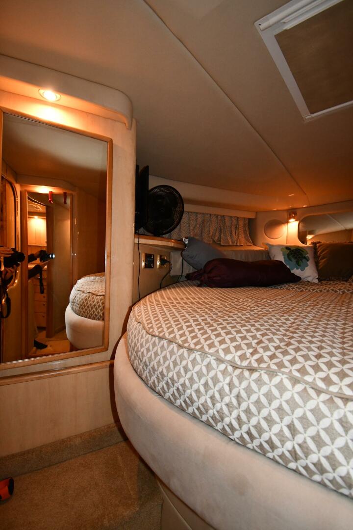 Slide: The Image of Sea Ray 370 Express Cruiser 2000 - 5118466