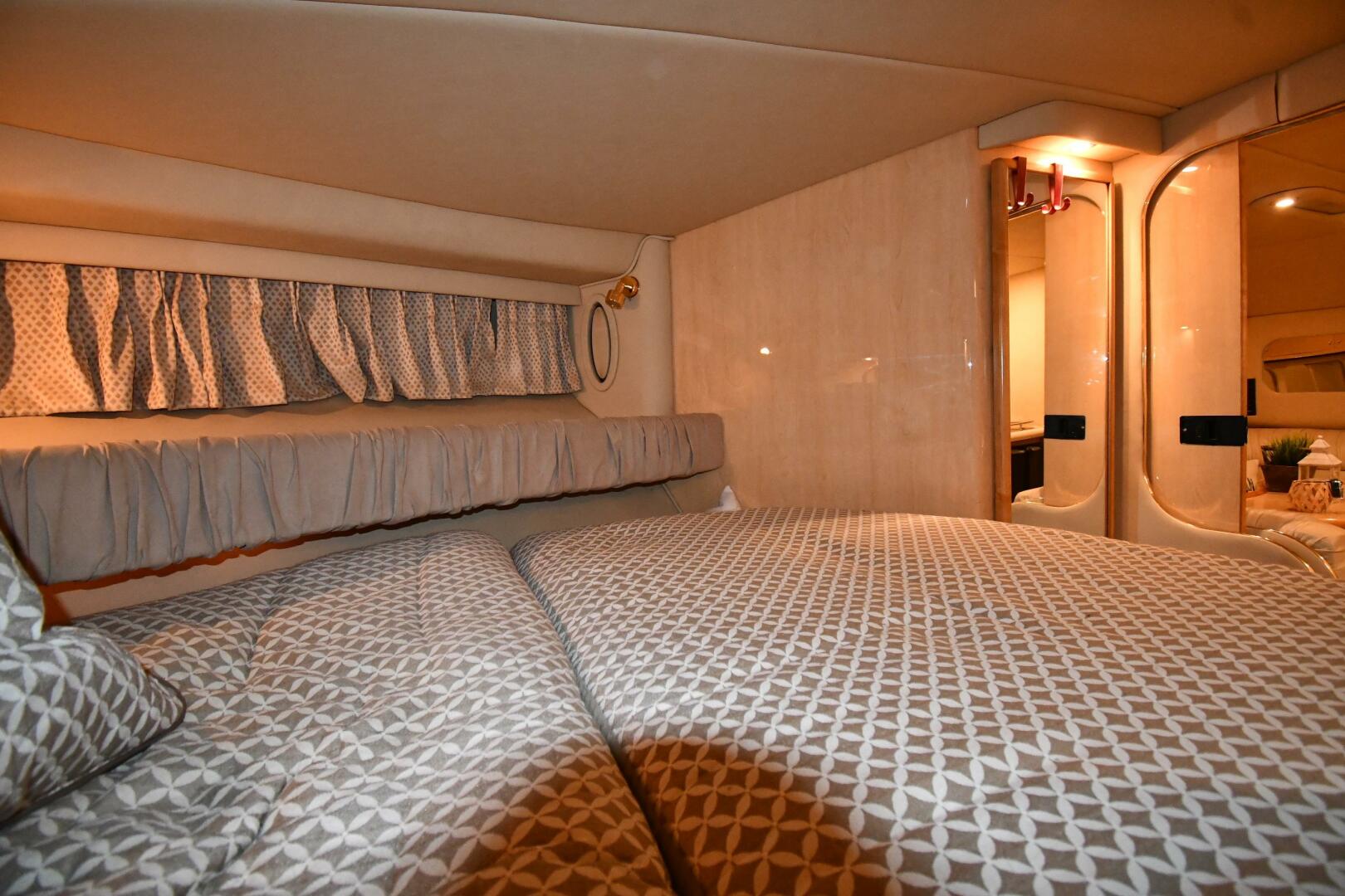 Slide: The Image of Sea Ray 370 Express Cruiser 2000 - 5118468