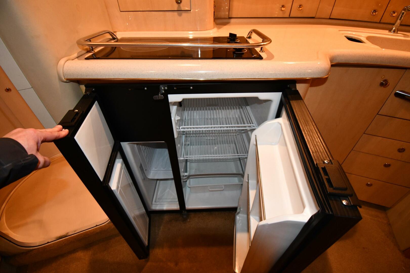 Slide: The Image of Sea Ray 370 Express Cruiser 2000 - 5118479