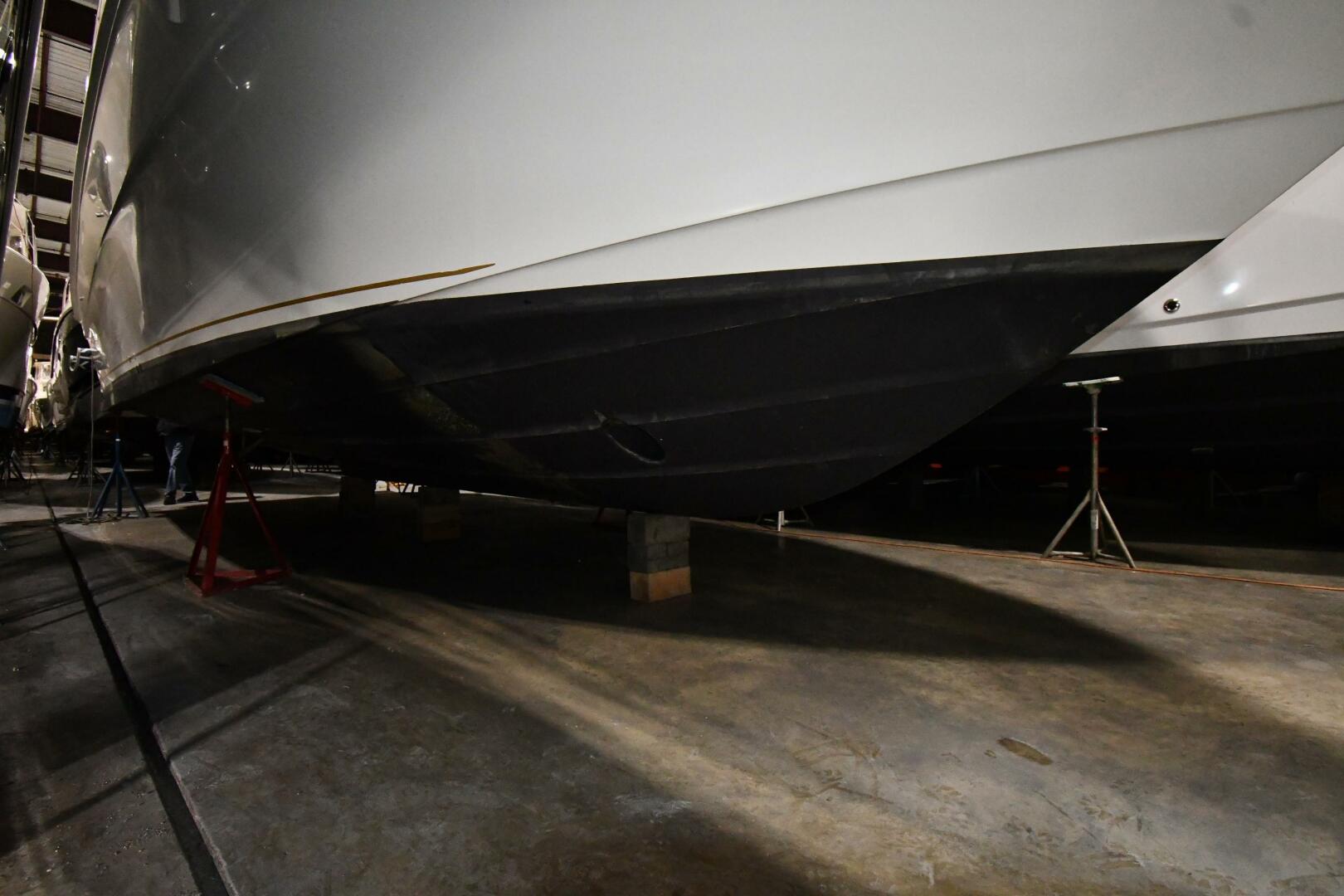 Slide: The Image of Sea Ray 370 Express Cruiser 2000 - 5118434