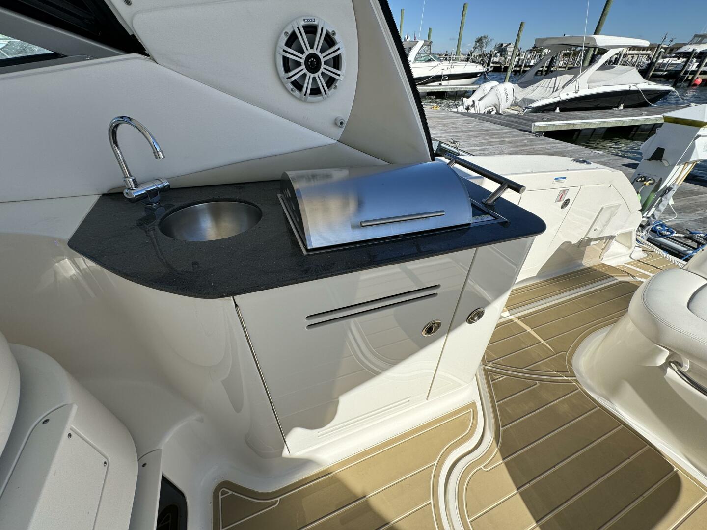 Slide: The Image of Sea Ray 370 Sundancer 2011 - 10