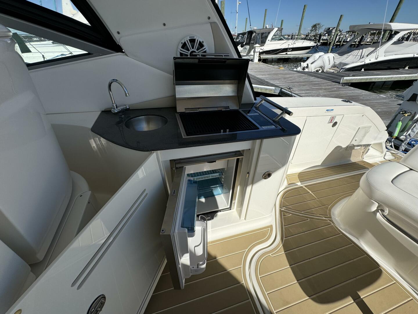 Slide: The Image of Sea Ray 370 Sundancer 2011 - 11