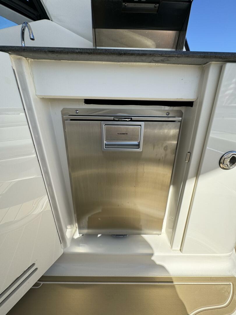 Slide: The Image of Sea Ray 370 Sundancer 2011 - 12