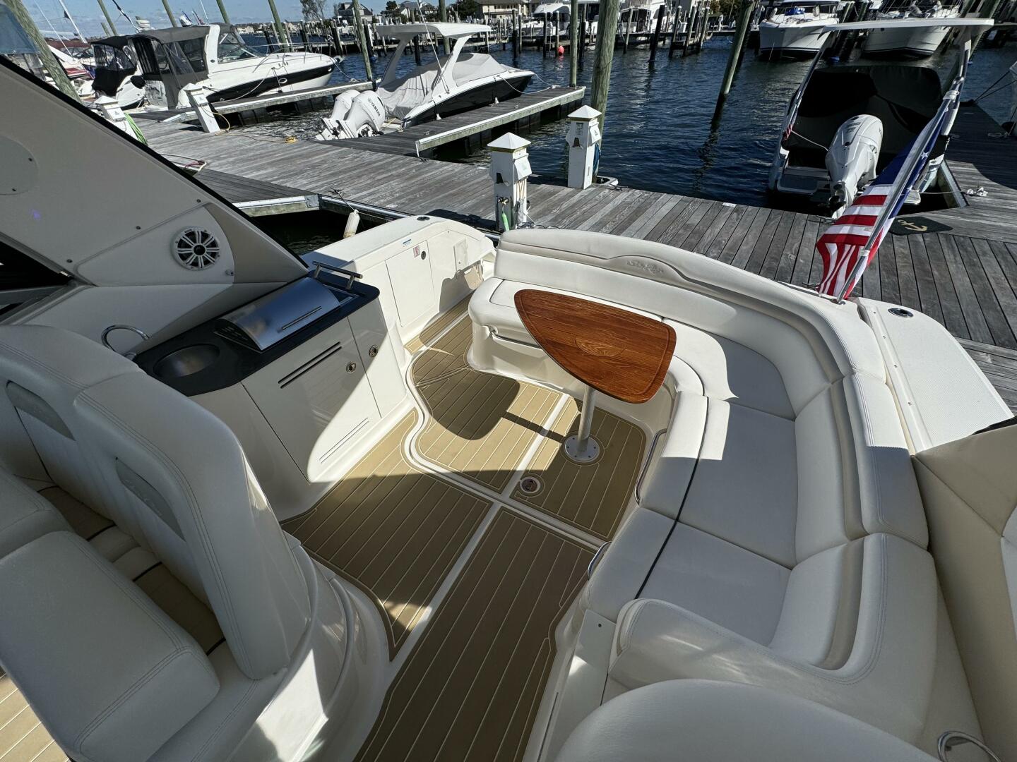 Slide: The Image of Sea Ray 370 Sundancer 2011 - 14