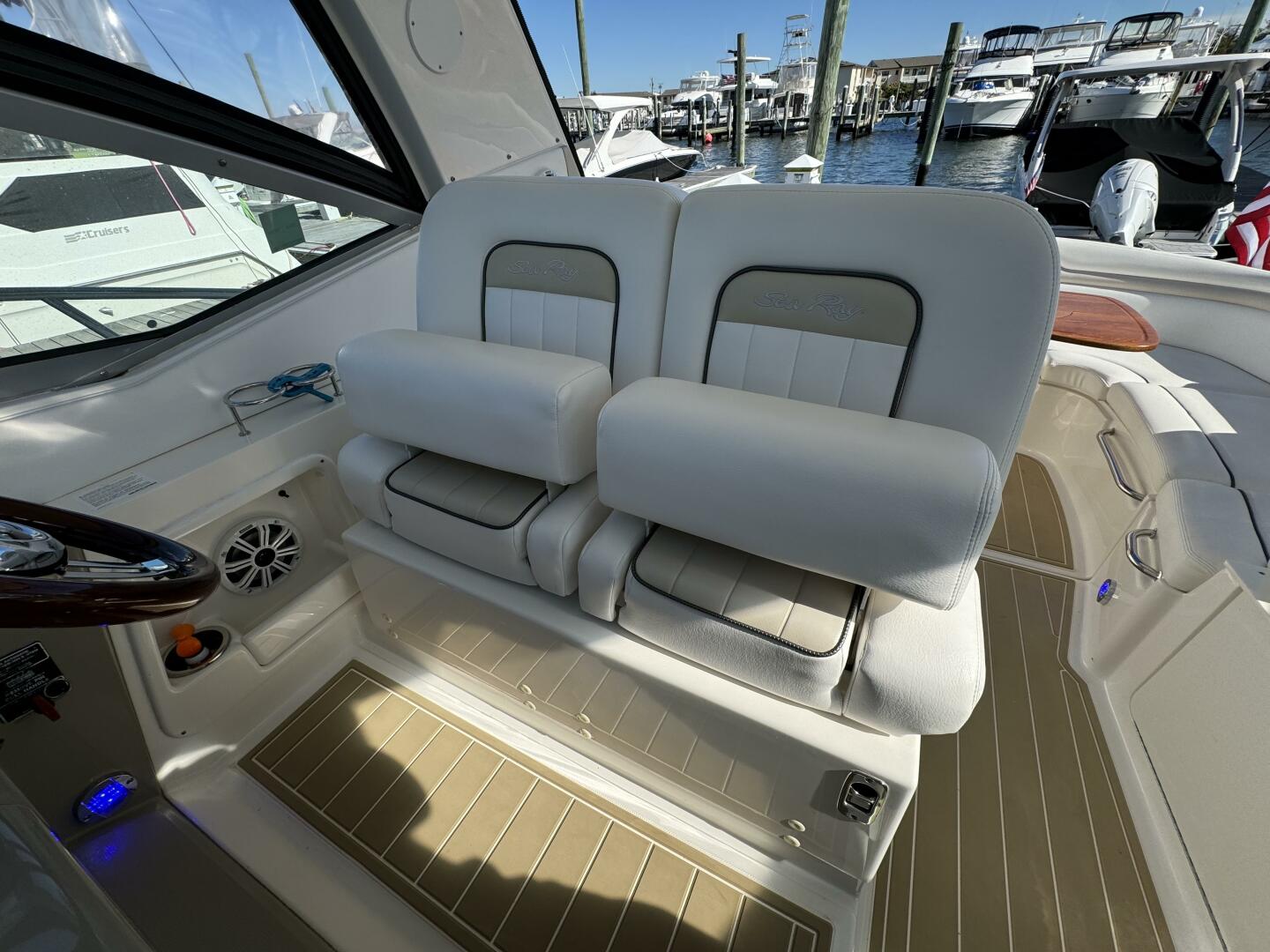 Slide: The Image of Sea Ray 370 Sundancer 2011 - 16