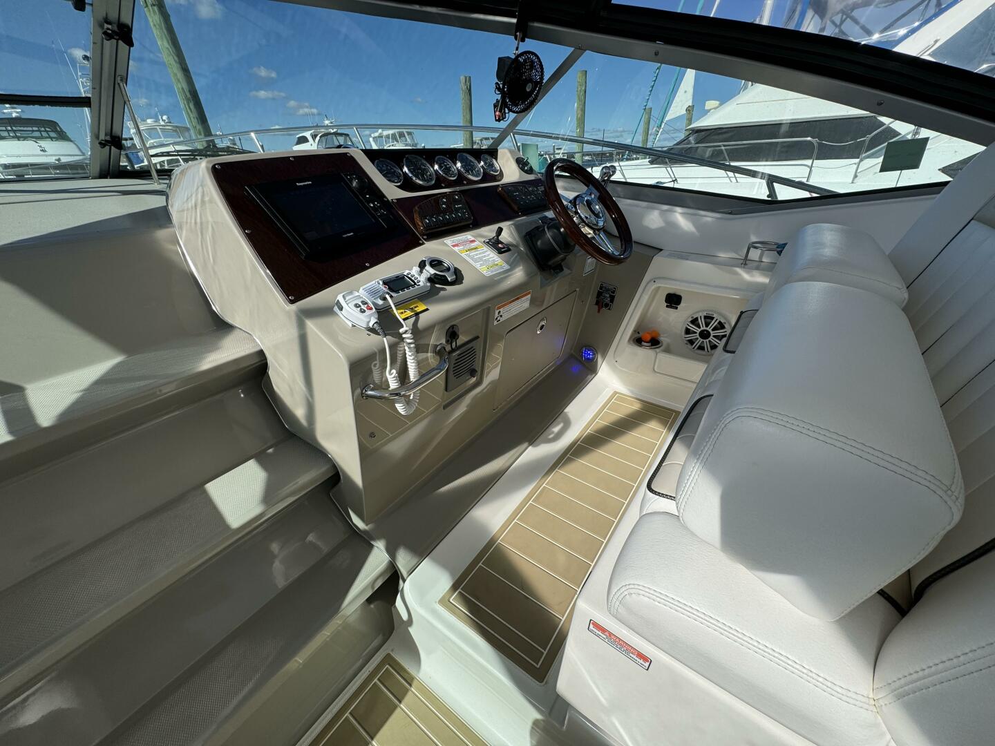Slide: The Image of Sea Ray 370 Sundancer 2011 - 17