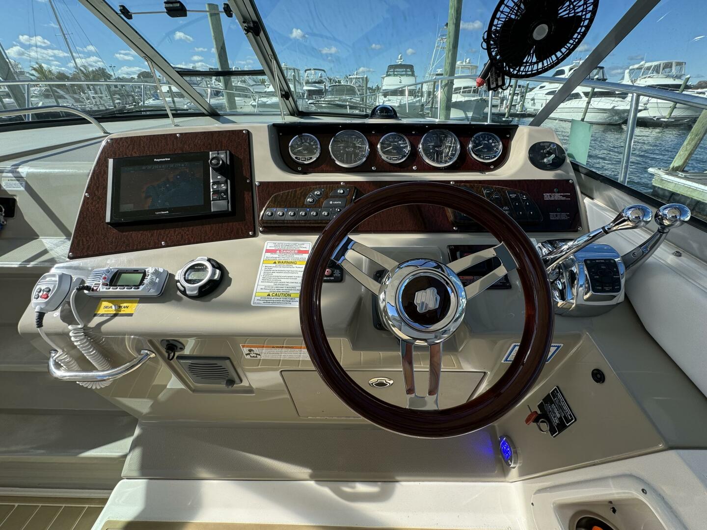 Slide: The Image of Sea Ray 370 Sundancer 2011 - 18