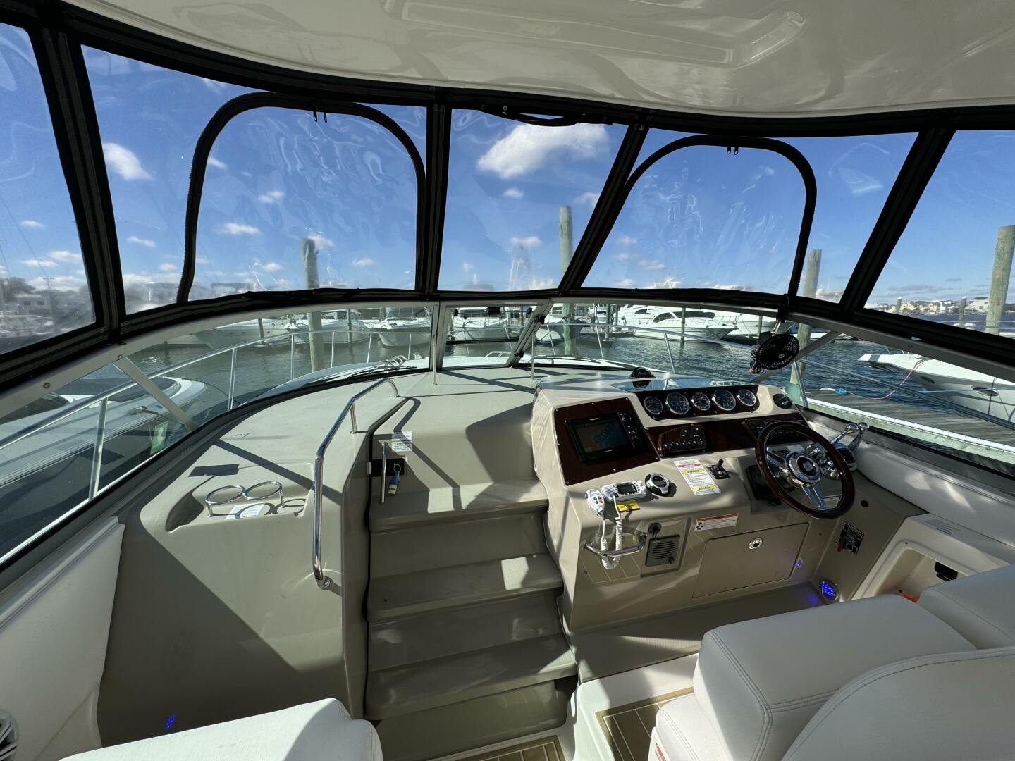 Slide: The Image of Sea Ray 370 Sundancer 2011 - 21