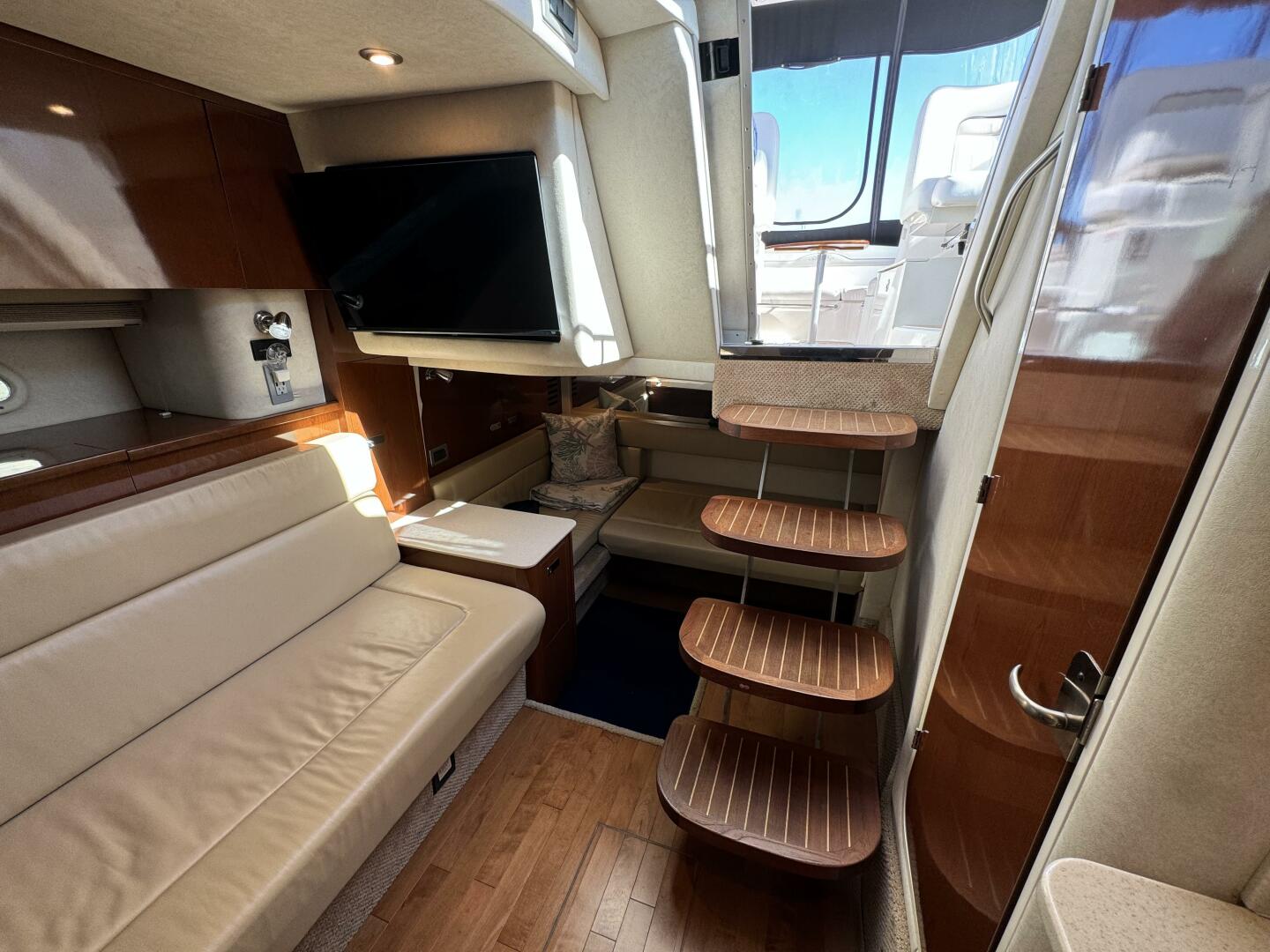 Slide: The Image of Sea Ray 370 Sundancer 2011 - 27