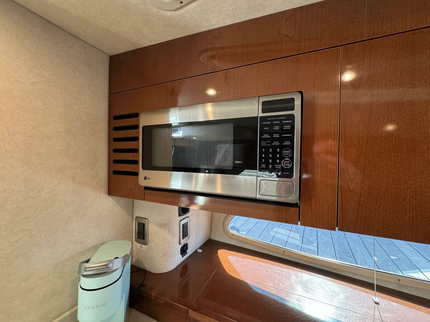 Slide: The Image of Sea Ray 370 Sundancer 2011 - 29