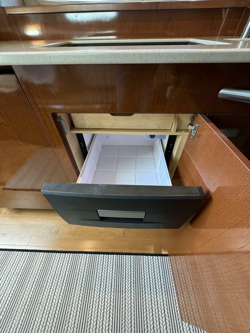 Slide: The Image of Sea Ray 370 Sundancer 2011 - 30