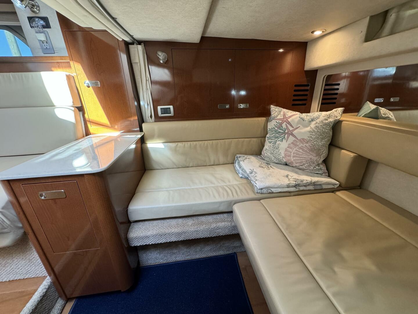 Slide: The Image of Sea Ray 370 Sundancer 2011 - 37