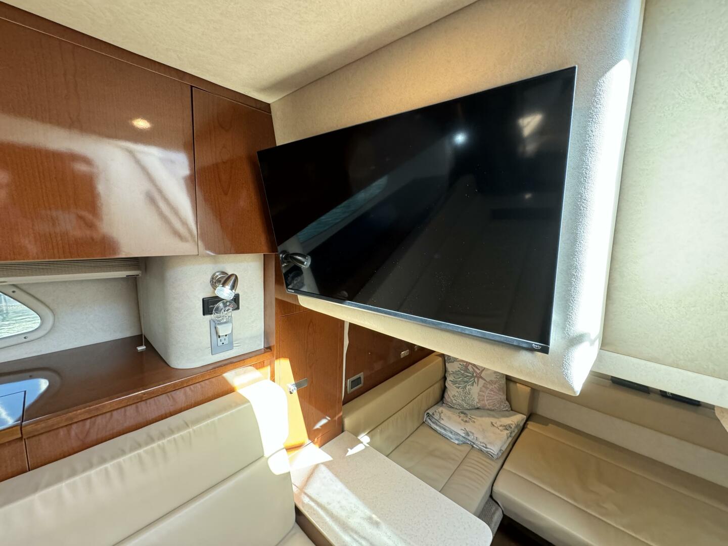 Slide: The Image of Sea Ray 370 Sundancer 2011 - 38