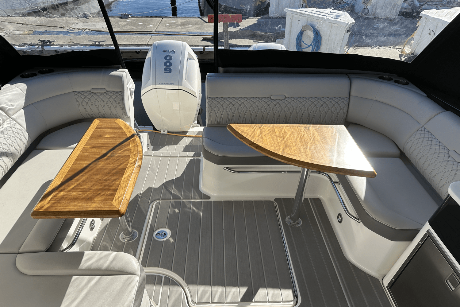 Slide: The Image of Sea Ray 370 SUNDANCER OB 2022 - 11