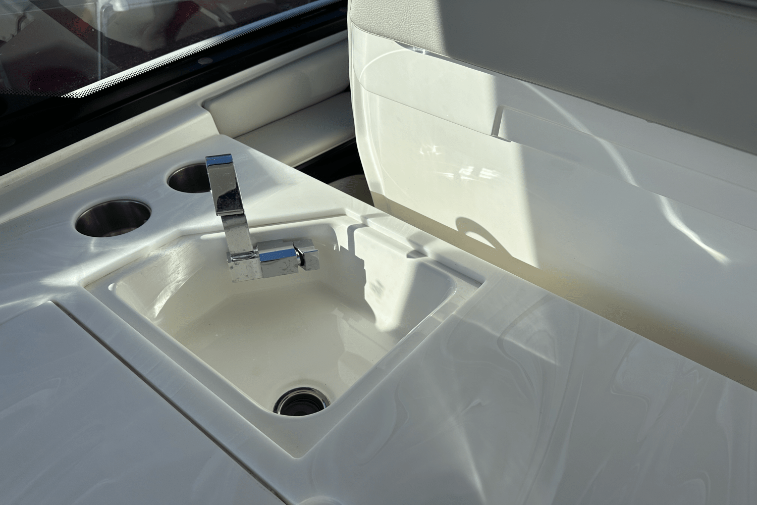 Slide: The Image of Sea Ray 370 SUNDANCER OB 2022 - 13