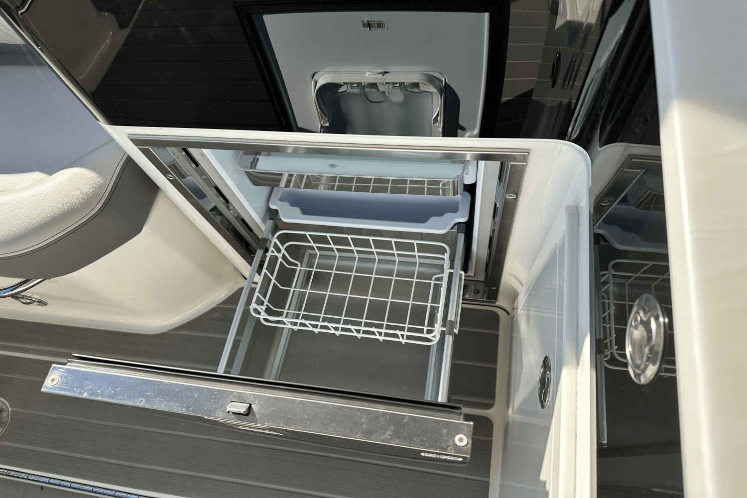 Slide: The Image of Sea Ray 370 SUNDANCER OB 2022 - 14