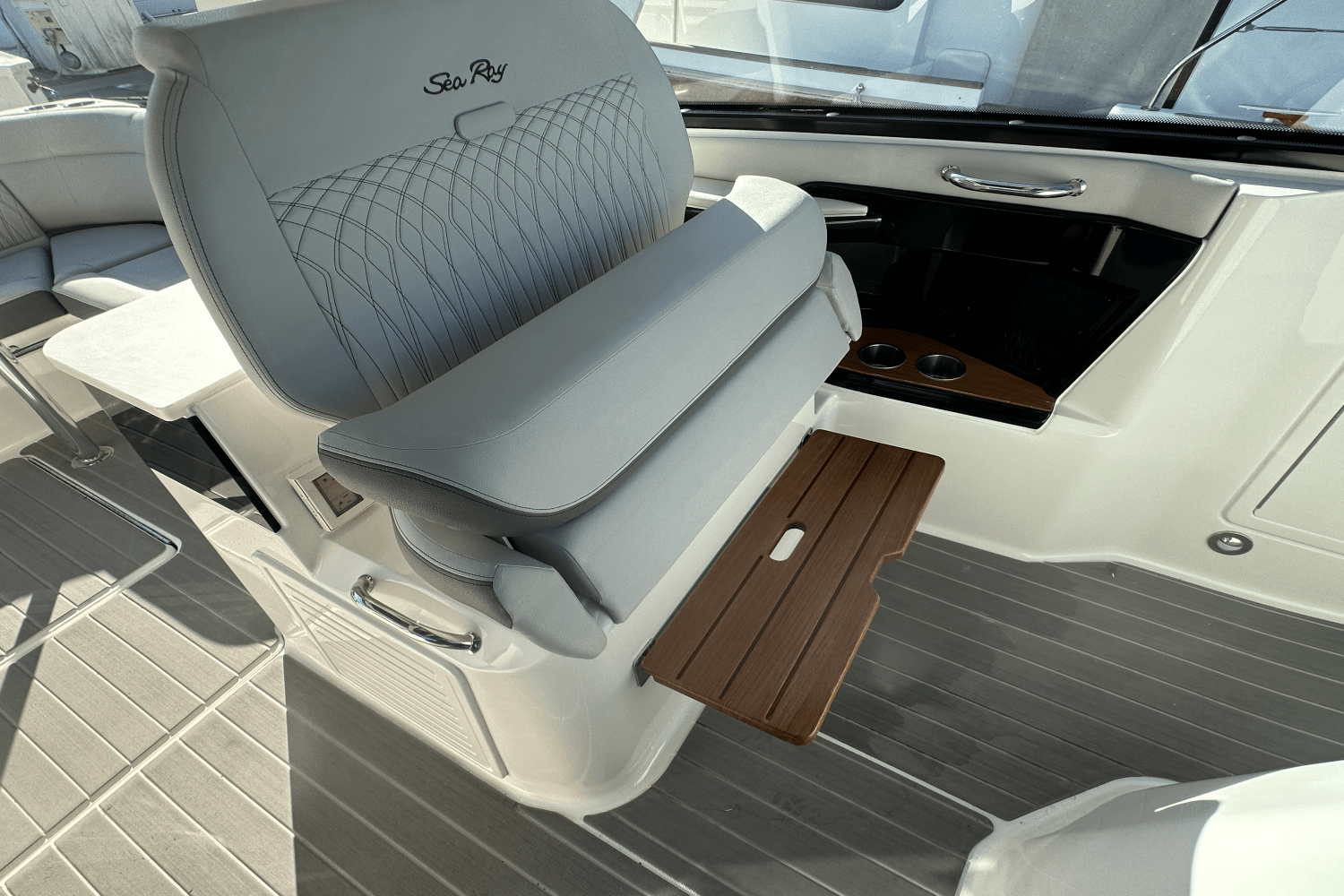 Slide: The Image of Sea Ray 370 SUNDANCER OB 2022 - 15