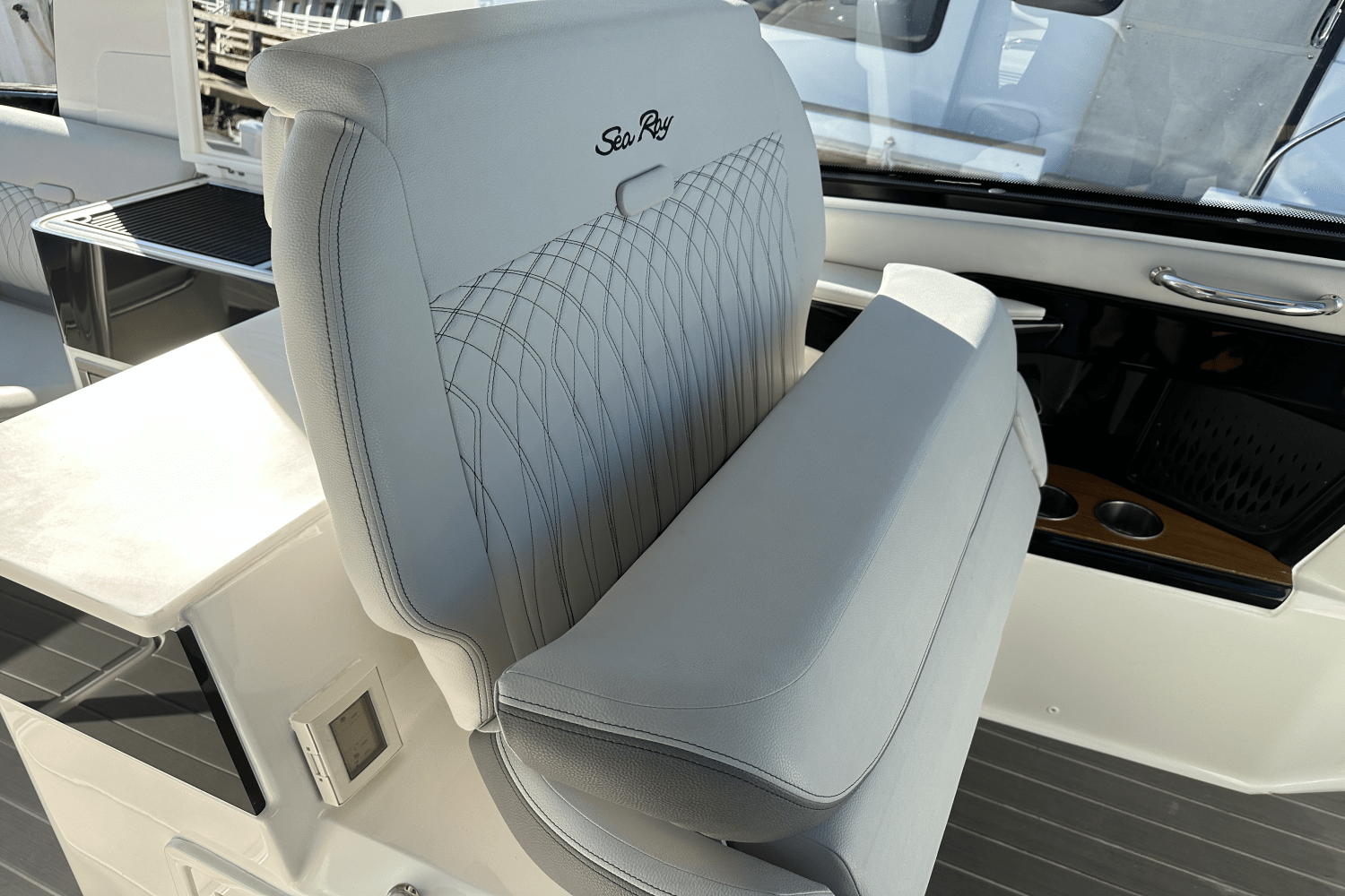 Slide: The Image of Sea Ray 370 SUNDANCER OB 2022 - 16