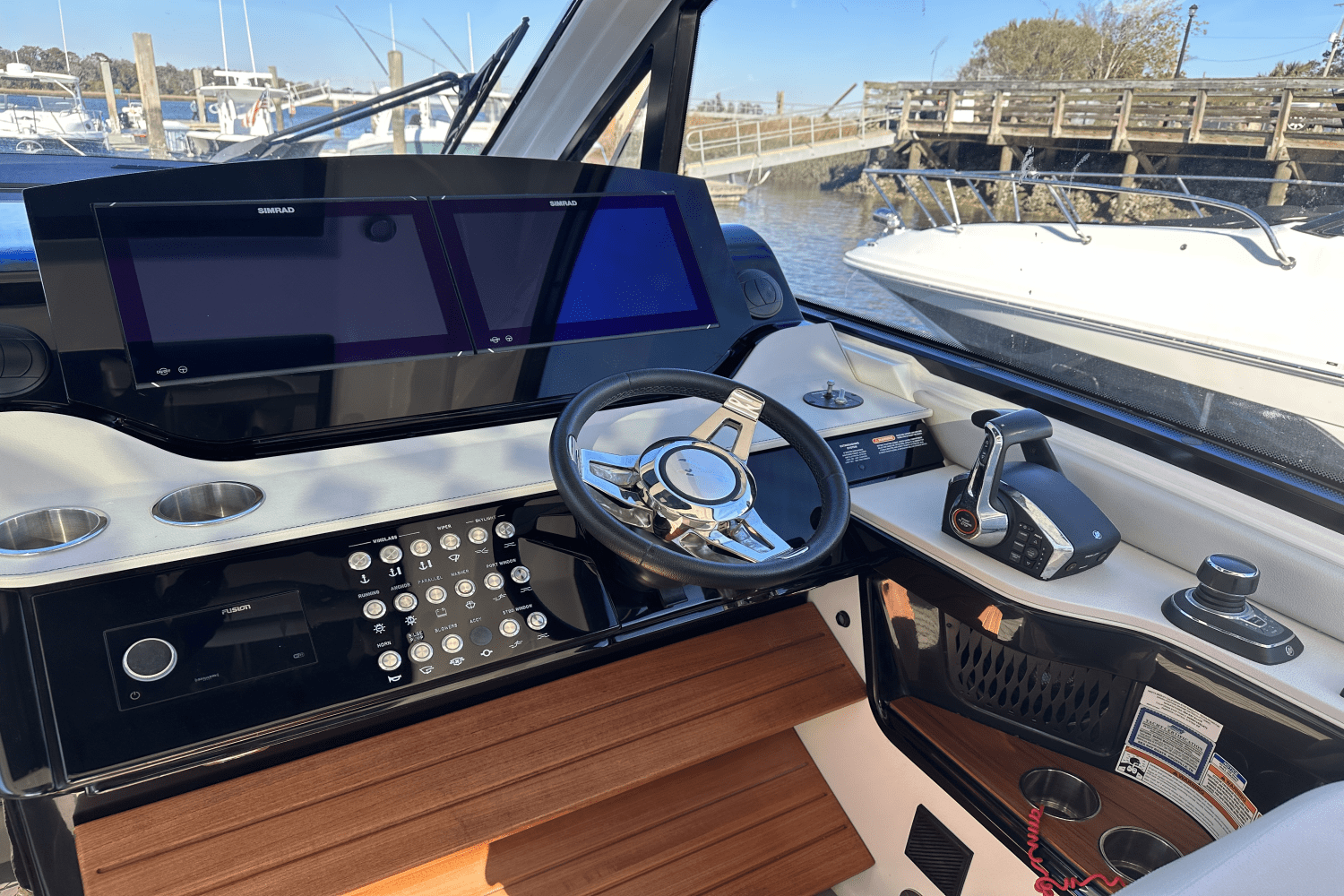 Slide: The Image of Sea Ray 370 SUNDANCER OB 2022 - 17
