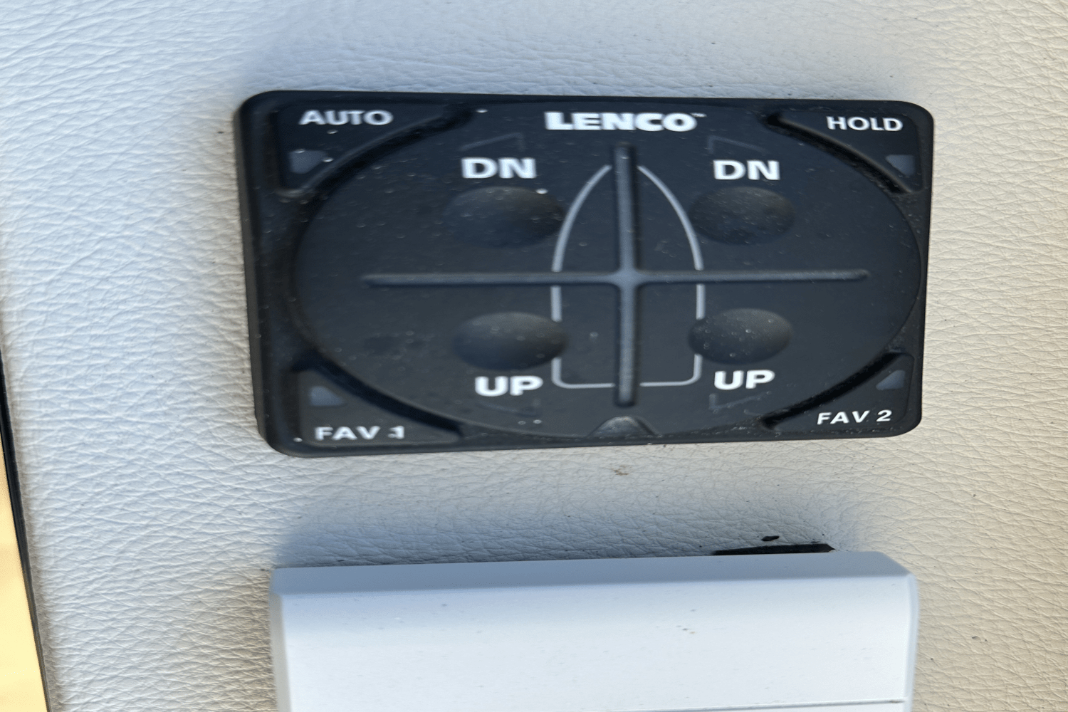 Slide: The Image of Sea Ray 370 SUNDANCER OB 2022 - 22