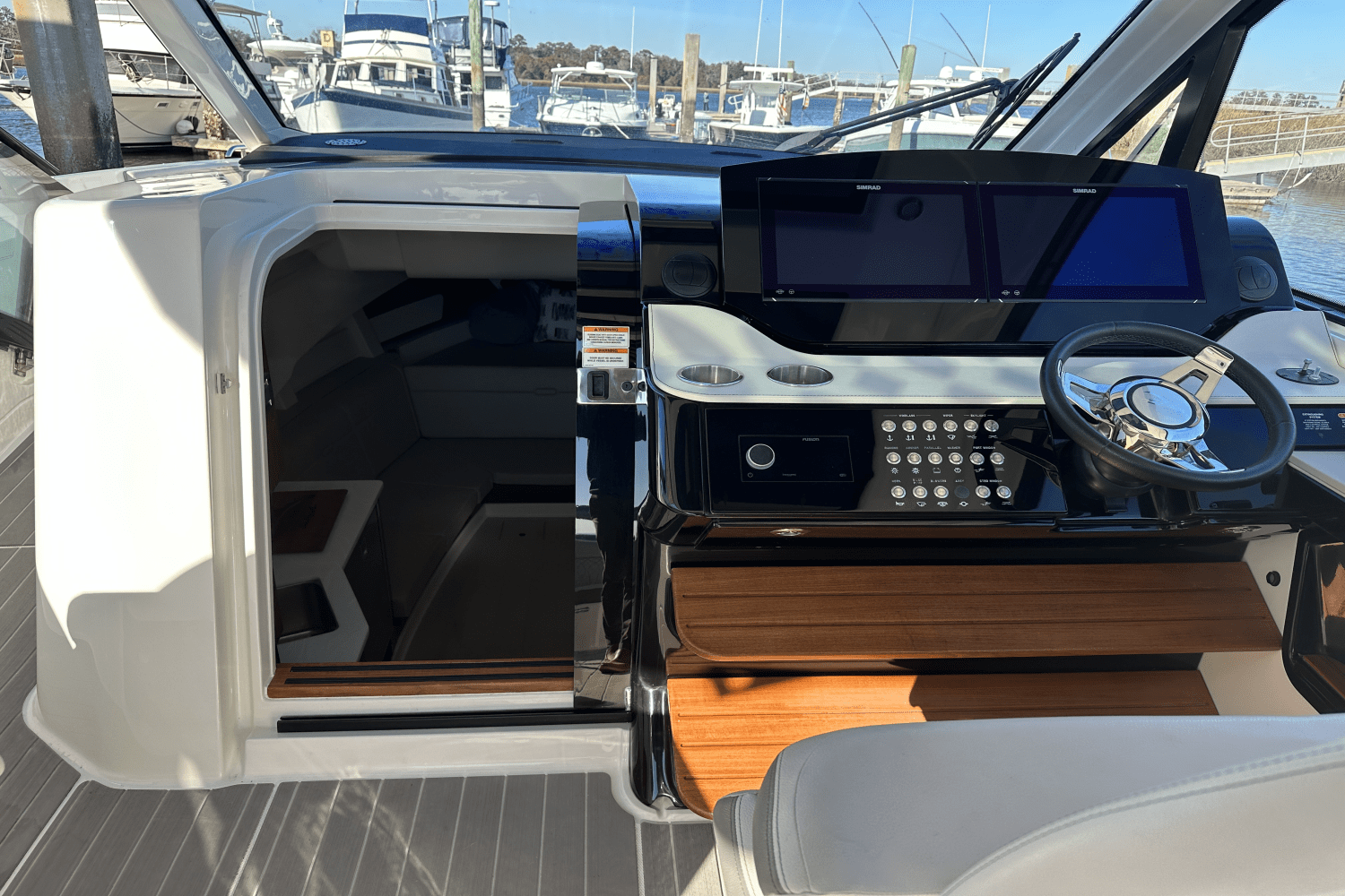 Slide: The Image of Sea Ray 370 SUNDANCER OB 2022 - 23