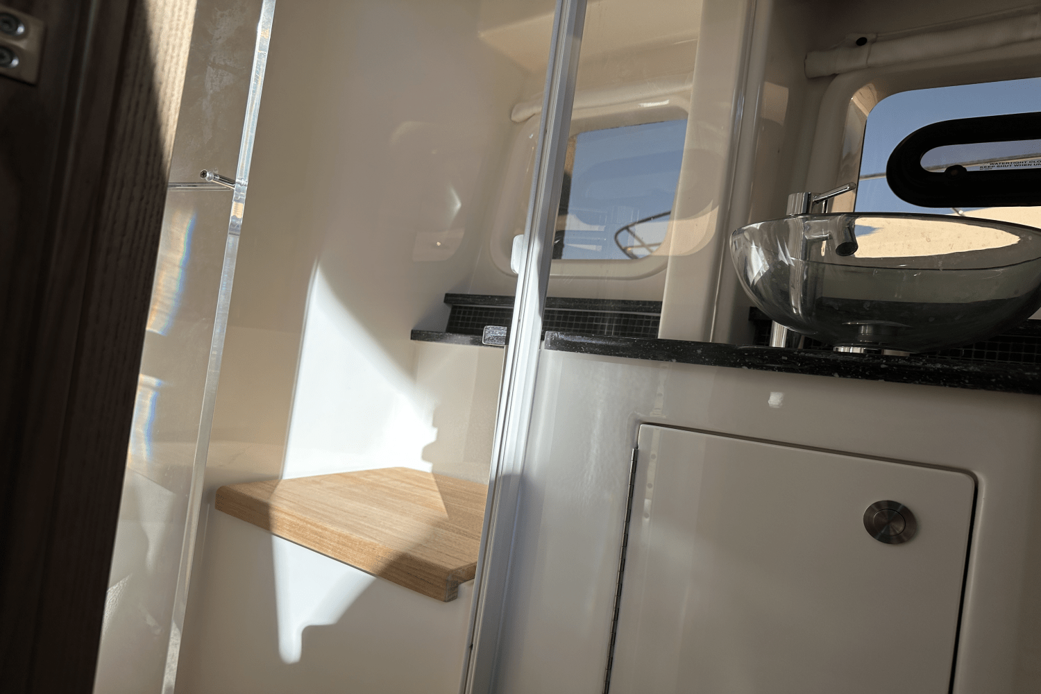 Slide: The Image of Sea Ray 370 SUNDANCER OB 2022 - 24