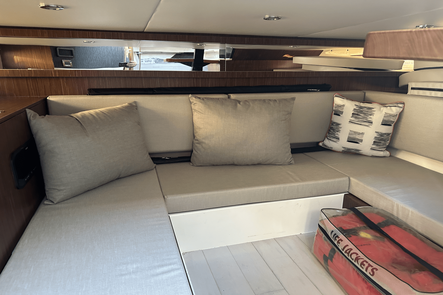 Slide: The Image of Sea Ray 370 SUNDANCER OB 2022 - 25