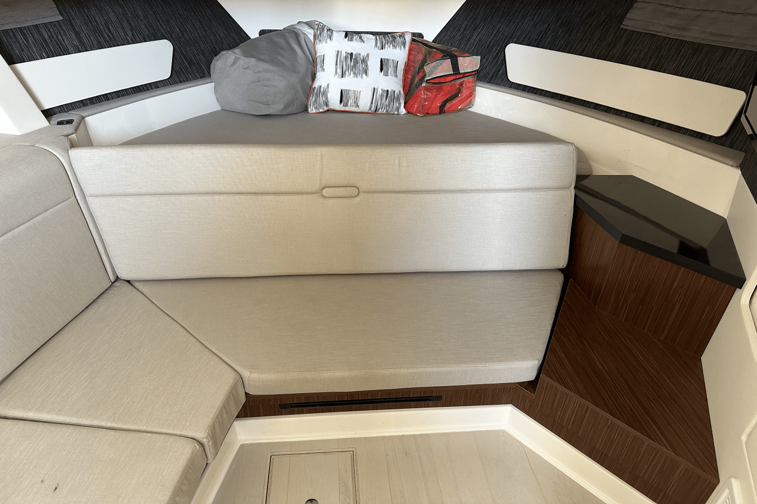 Slide: The Image of Sea Ray 370 SUNDANCER OB 2022 - 26