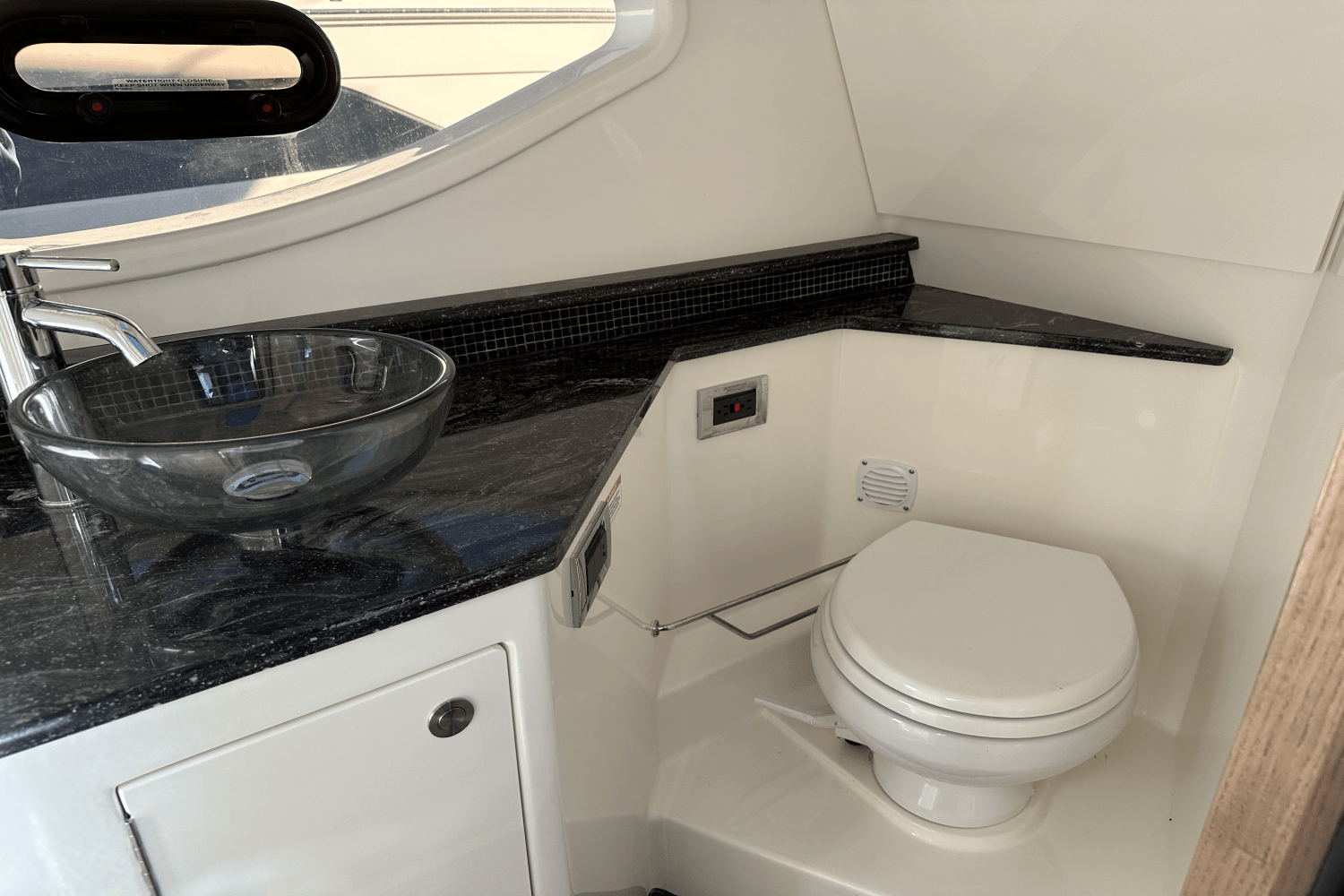 Slide: The Image of Sea Ray 370 SUNDANCER OB 2022 - 27