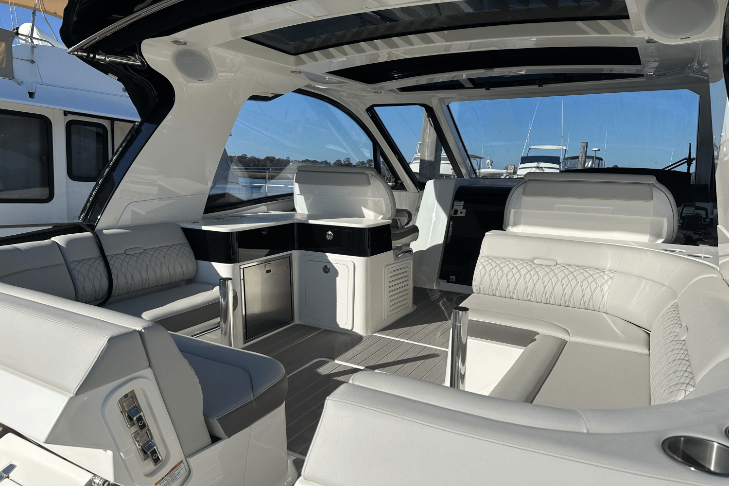 Slide: The Image of Sea Ray 370 SUNDANCER OB 2022 - 3