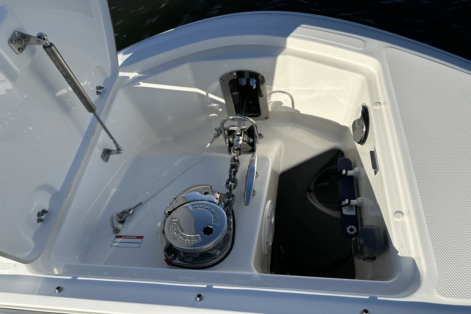 Slide: The Image of Sea Ray 370 SUNDANCER OB 2022 - 33