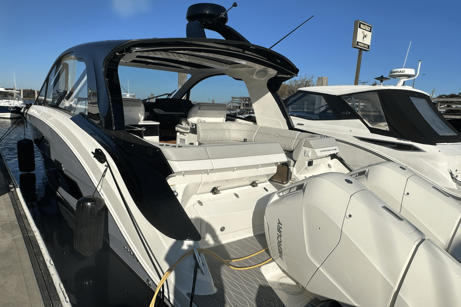 Slide: The Image of Sea Ray 370 SUNDANCER OB 2022 - 4