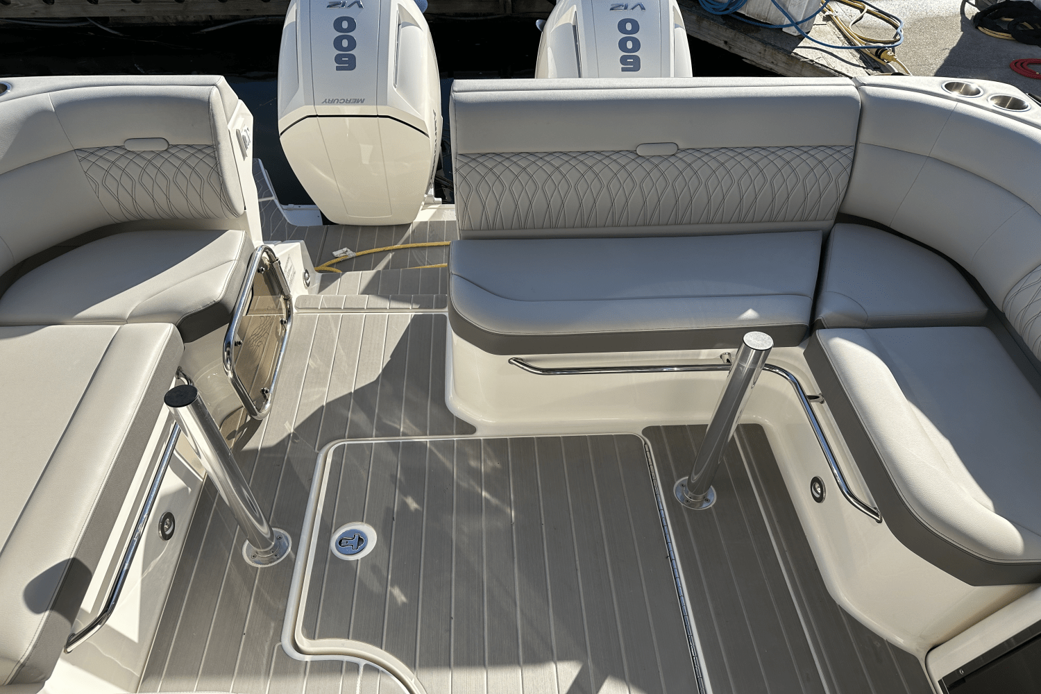 Slide: The Image of Sea Ray 370 SUNDANCER OB 2022 - 6