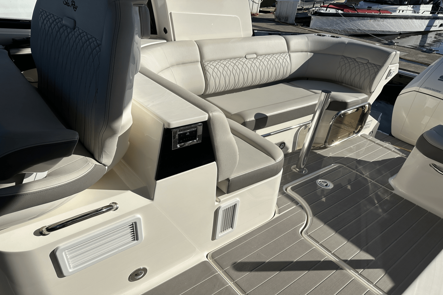 Slide: The Image of Sea Ray 370 SUNDANCER OB 2022 - 8