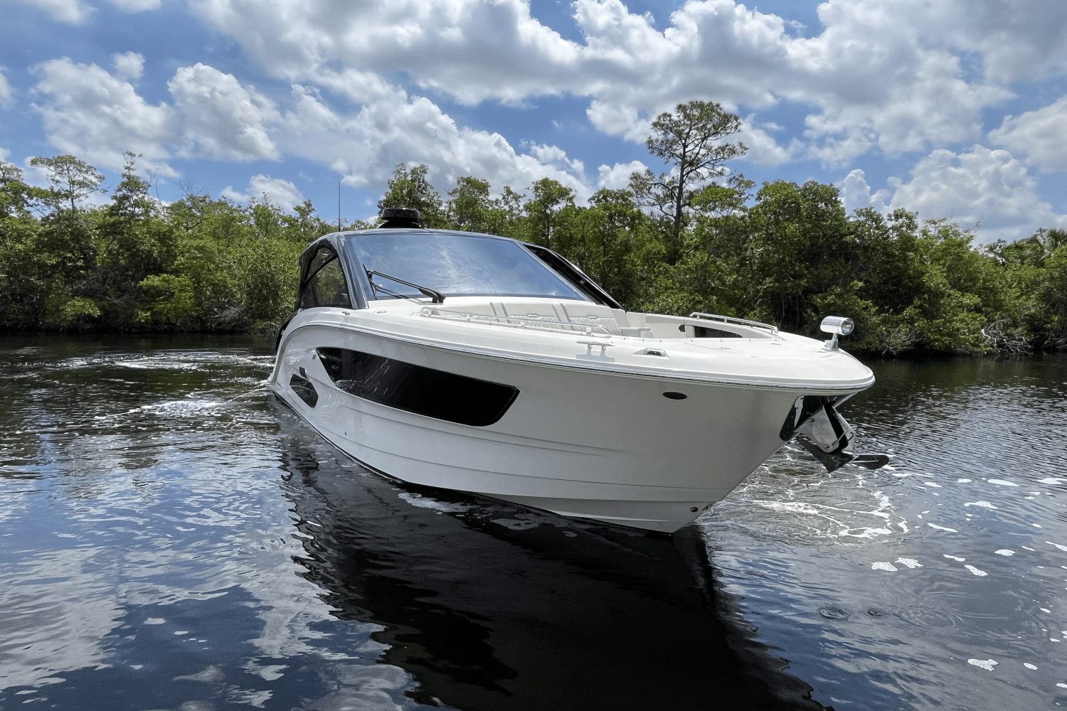 Slide: The Image of Sea Ray 370 SUNDANCER OUTBOARD 2024 - 1