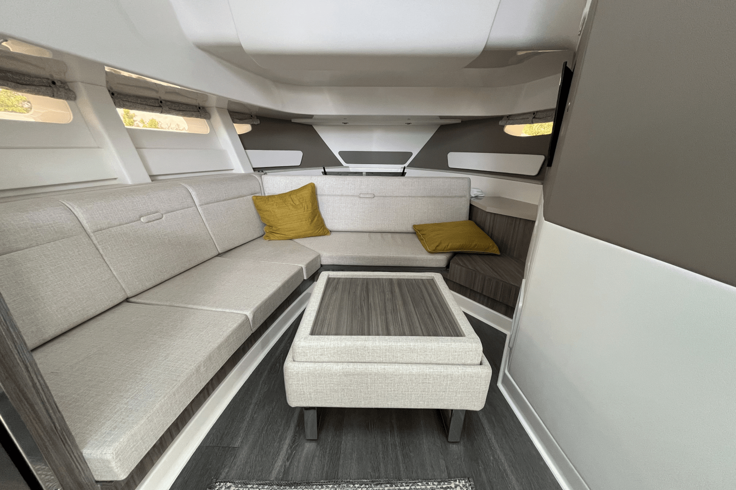 Slide: The Image of Sea Ray 370 SUNDANCER OUTBOARD 2024 - 36