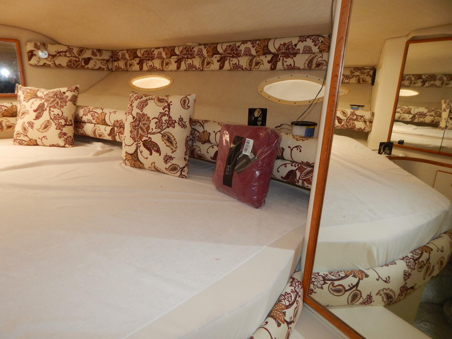 Slide: The Image of Sea Ray 37 Express 1994 - 5152755