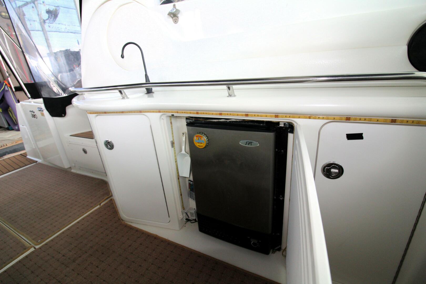 Slide: The Image of 2000 Sea Ray 380 Sundancer - 4339537