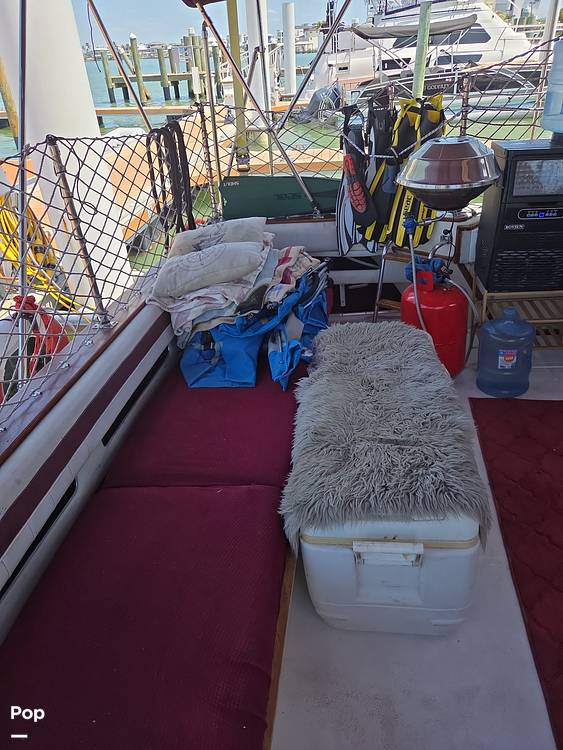 Slide: The Image of Sea Ray 390 Express Cruiser 1987 - 15399411