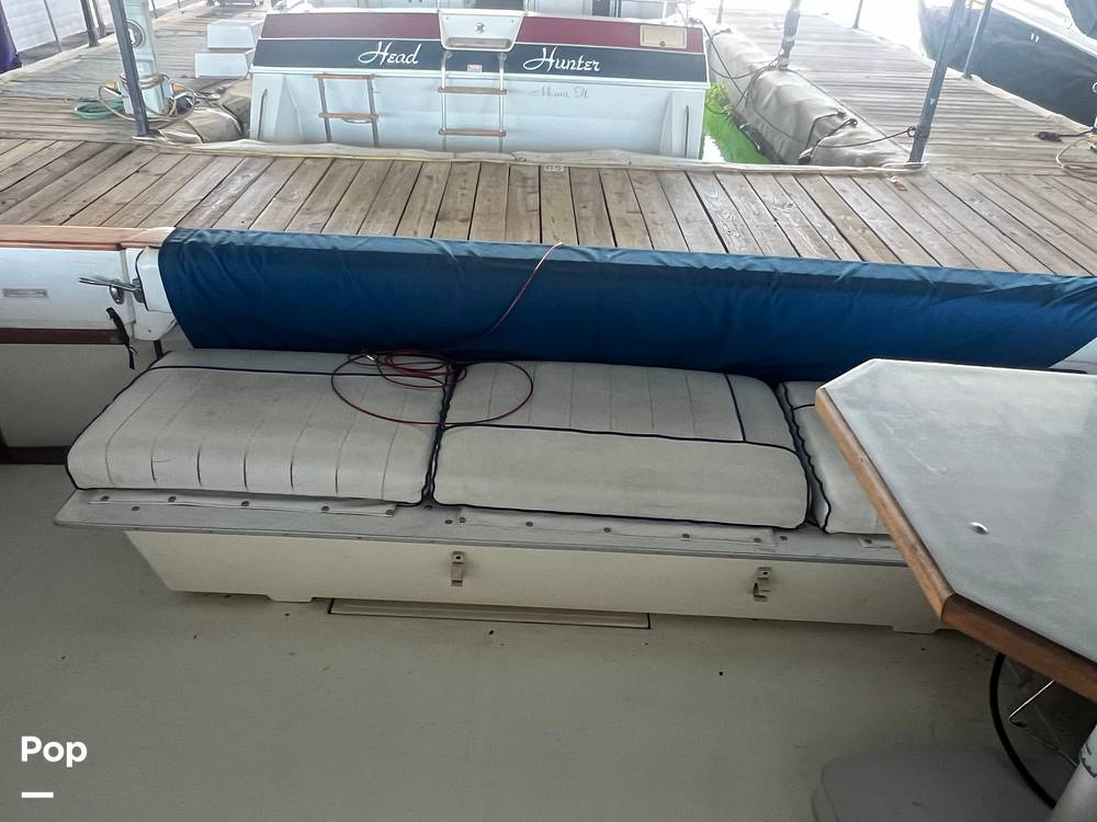 Slide: The Image of Sea Ray 390 Express Cruiser 1989 - 23