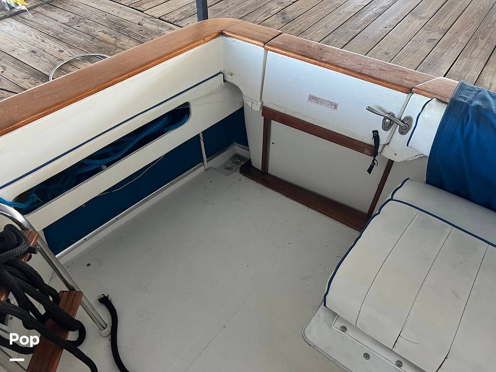 Slide: The Image of Sea Ray 390 Express Cruiser 1989 - 40
