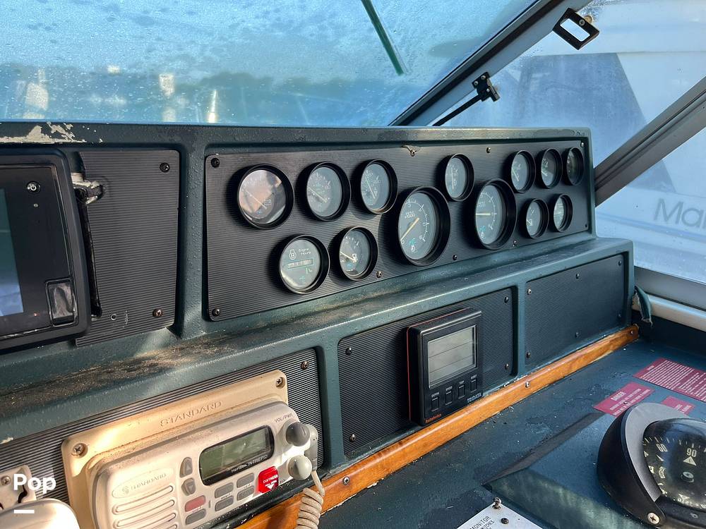 Slide: The Image of Sea Ray 390 Express Cruiser 1990 - 13270240