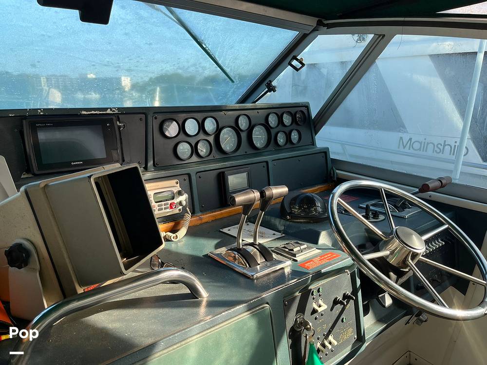 Slide: The Image of Sea Ray 390 Express Cruiser 1990 - 13270242